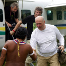 Kongen blir tatt imot av en representant for yanomami-indianerne når flyet lander  (Foto: Rainforest Foundation Norway / ISA Brazil)